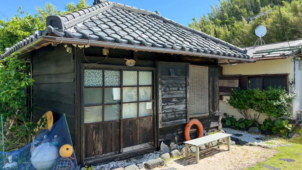 いろりの炎が灯る築100年の古民家